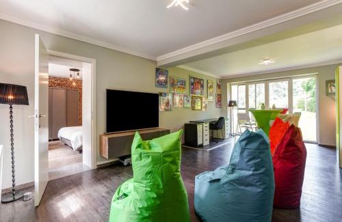 Meir House | Renovated farm with heated pool