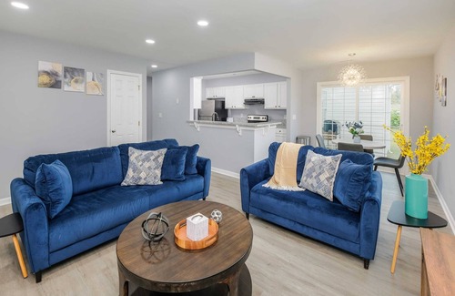 Charlotte House | Renovated|Fillmore|Firepit|Family|Pets|Work Travel