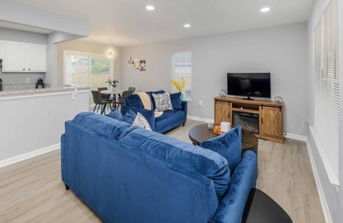 Charlotte House | Renovated|Fillmore|Firepit|Family|Pets|Work Travel