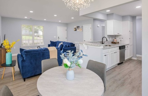 Charlotte House | Renovated|Fillmore|Firepit|Family|Pets|Work Travel