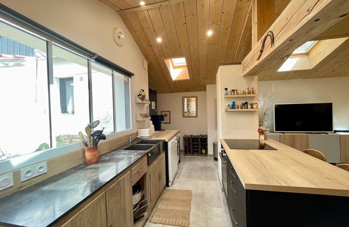 Brem Sur Mer House | Renovated house, artist loft, Brem Sur Mer, 3 pers, WIFI