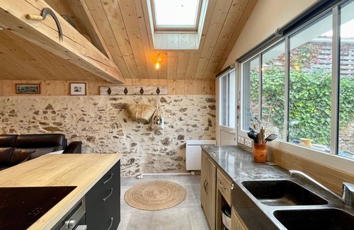 Brem Sur Mer House | Renovated house, artist loft, Brem Sur Mer, 3 pers, WIFI