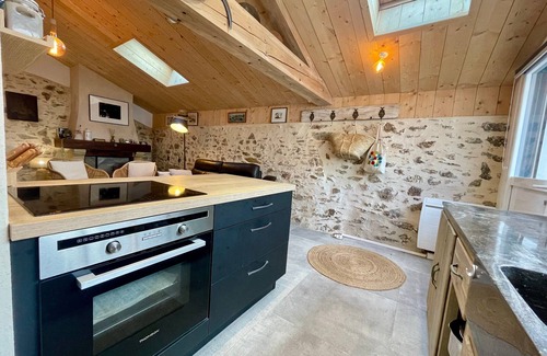 Brem Sur Mer House | Renovated house, artist loft, Brem Sur Mer, 3 pers, WIFI