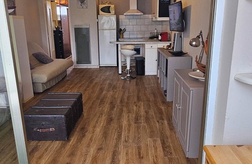 Le Brusc Apartment | Renovated, air-conditioned studio 100 m from the port and beaches