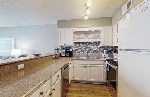 Crystal Beach Condo | Renovated Gulf-front condo with pool & beach access, near shopping/dining