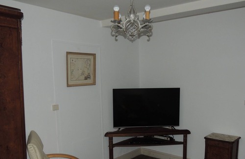 Commarin Apartment | renovated historic house with inner lake and castle nearby
