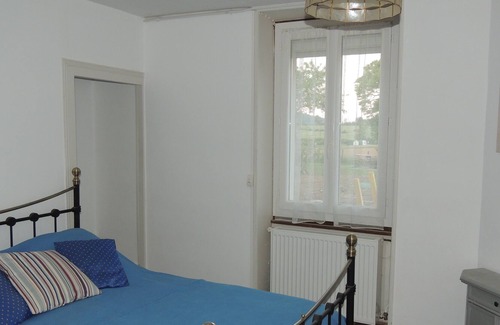 Commarin Apartment | renovated historic house with inner lake and castle nearby