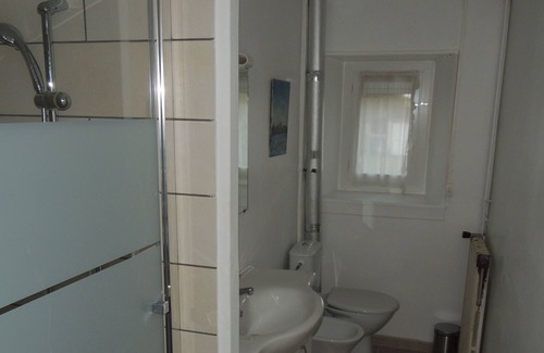 Commarin Apartment | renovated historic house with inner lake and castle nearby