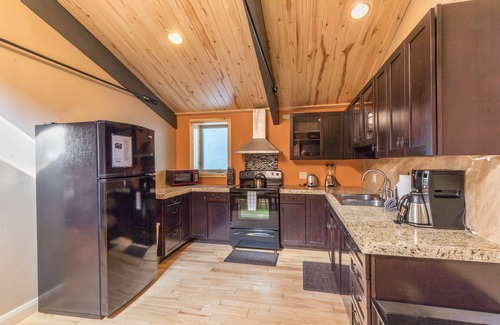 Ouray Condo | Renovated Historic Suite - Air Conditioning - Heart of Downtown Ouray