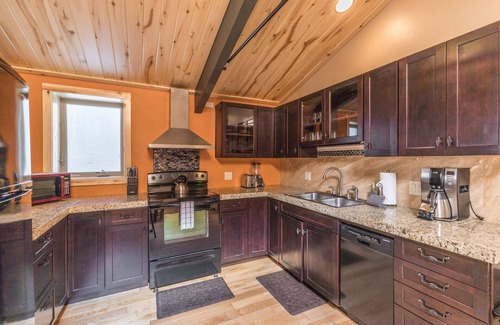 Ouray Condo | Renovated Historic Suite - Air Conditioning - Heart of Downtown Ouray