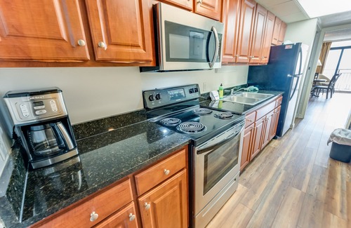 Myrtle Beach Condo | Renovated Historic High-Level Honeymoon King Suite