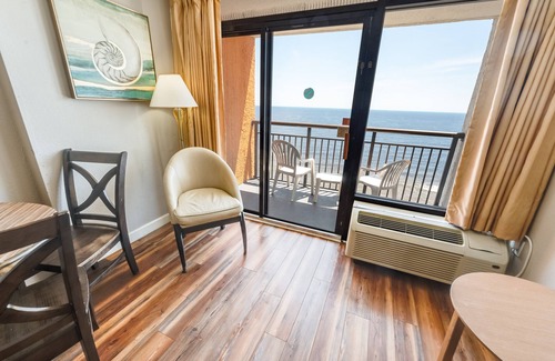 Myrtle Beach Condo | Renovated Historic High-Level Honeymoon King Suite