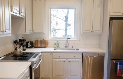 Claremont Apartment | Renovated home in historic Claremont -Long-term
