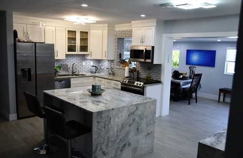 Boca Raton House | Renovated Home with Private pool.1.7 MILES TO THE BEACH. 8 minutes walk to Shuls