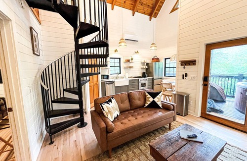 Bear Den Cabin | Renovated! Hot Tub! Cabin 1! Right off the BRPW!