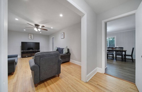 Charlotte House | Renovated House on Robinson, 17 mins to Uptown!
