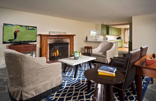 Manchester Apartment | Renovated House with Golf Course | Free Parking
