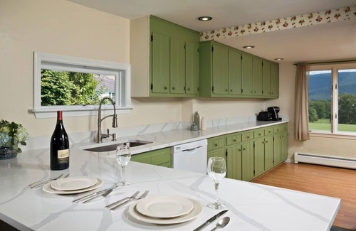 Manchester Apartment | Renovated House with Golf Course | Free Parking