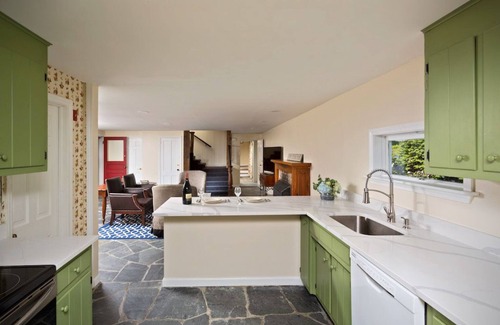 Manchester Apartment | Renovated House with Golf Course | Free Parking