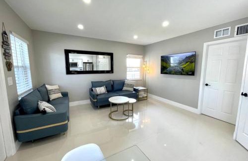 East Fort Lauderdale House | Renovated Intercoastal 2Bdrm 1 bath condo Walk to Beach