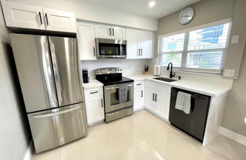 East Fort Lauderdale House | Renovated Intercoastal 2Bdrm 1 bath condo Walk to Beach