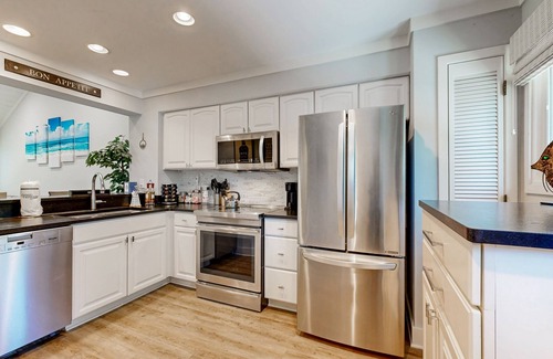 Shipyard Plantation House | Renovated island townhome near the beach with golf course views