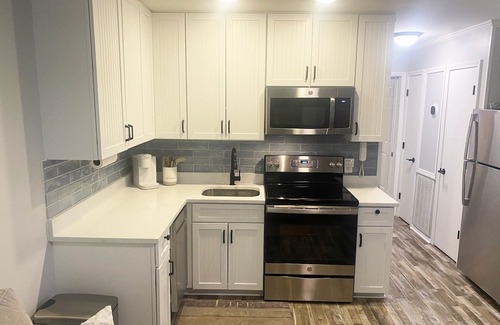 Folly Field Condo | Renovated KING BED Oceanview 1BR Top Floor Villa