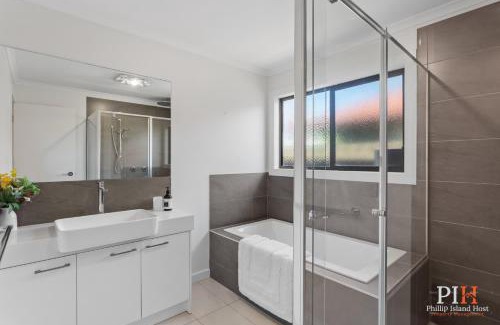 Cowes House | Renovated Lux Property in Quiet Estate