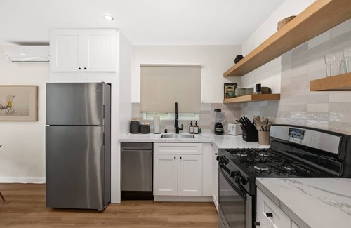 Central Mission Beach Apartment | Renovated Mission Beach 2bd Apartment w/Parking!