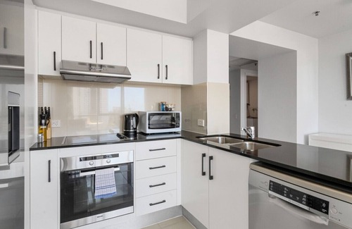 Surfers Paradise Apartment | Renovated Ocean View 2BDR *Parking/Netflix/Pool*