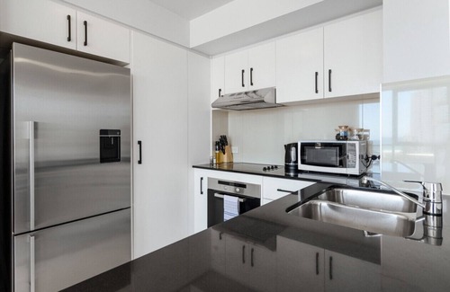 Surfers Paradise Apartment | Renovated Ocean View 2BDR *Parking/Netflix/Pool*