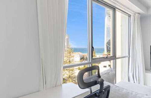 Surfers Paradise Apartment | Renovated Ocean View 2BDR *Parking/Netflix/Pool*