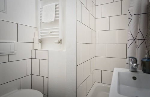 Mitte Apartment | Renovated old apartment with new shower room, separate eat-in kitchen and washing machine