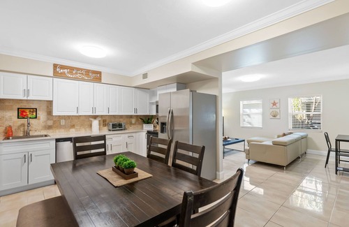 Edgewood House | RENOVATED Pink House near the Cruise & Airport - By Avi