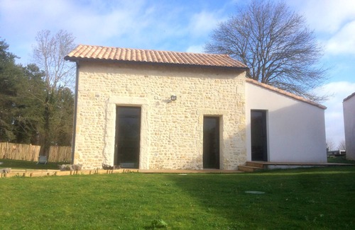 Mornac-sur-Seudre House | renovated private house with terrace and summer kitchen 10 minutes from the beaches