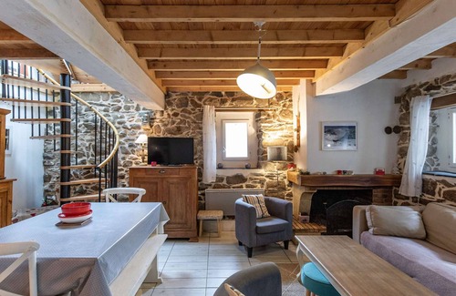 Sazos House | Renovated Pyrenean House with Garden - Sleeps 8 - Near Ski Resorts