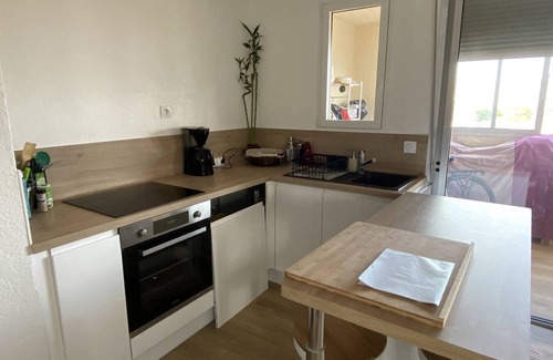 Le Port Apartment | Renovated quiet apartment near the beach with WiFi and private parking