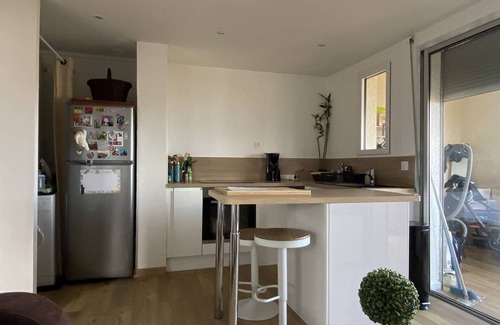 Le Port Apartment | Renovated quiet apartment near the beach with WiFi and private parking