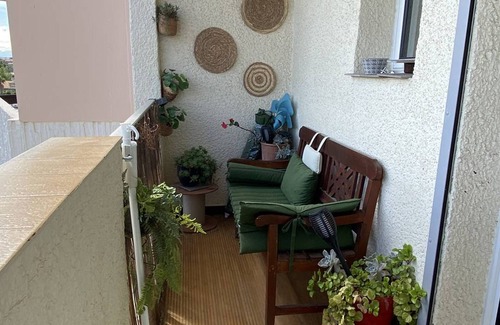 Le Port Apartment | Renovated quiet apartment near the beach with WiFi and private parking