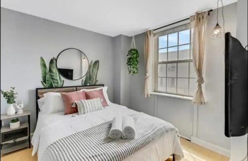 Center City West Apartment | Renovated Rittenhouse 2BR, Washer Dryer