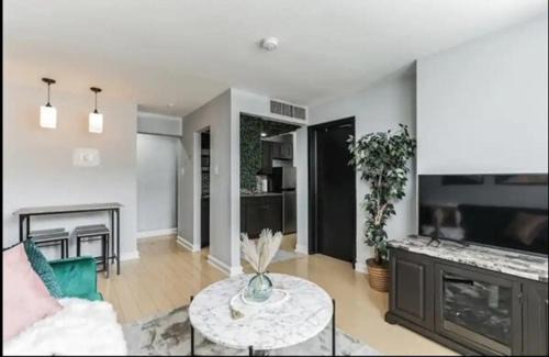 Center City West Apartment | Renovated Rittenhouse 2BR, Washer Dryer