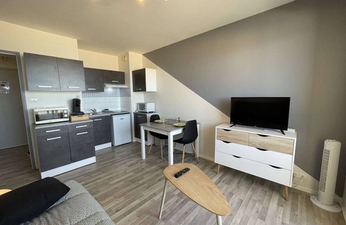 Saint-Jean-de-Monts Apartment | Renovated studio, sleeps 2, sea, shops, 6th floor, TV, balcony, pets allowed