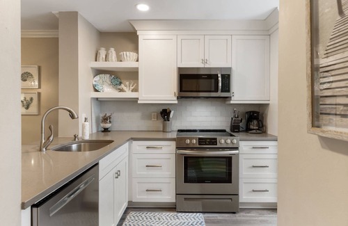 Hilton Head Island House | Renovated Springwood Villa, South Forest Beach, Community Pool, Close to Coligny Beach & Park