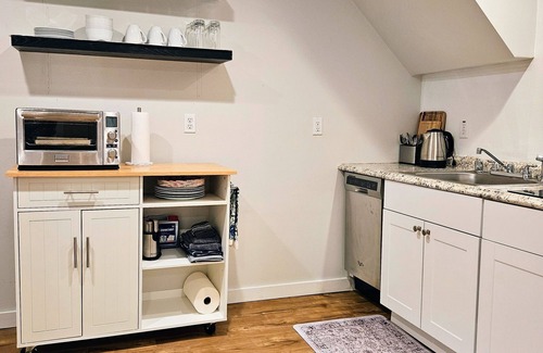 Licton Springs House | RENOVATED SEATTLE MIL 2-3BR 1BA Kitchen WD