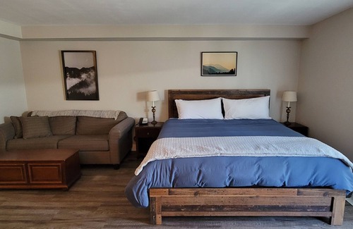 Snowshoe Condo | Renovated Ski-in/Ski-out Condo in the Village