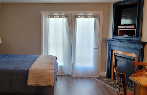 Snowshoe Condo | Renovated Ski-in/Ski-out Condo in the Village