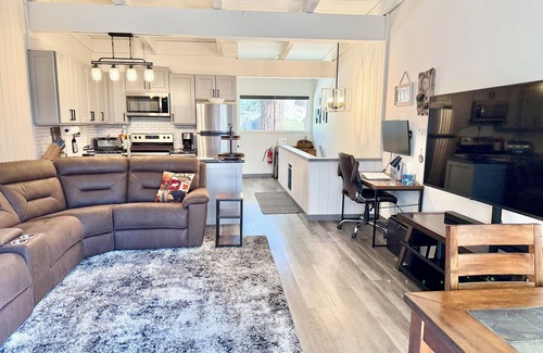Mammoth Lakes House | Renovated & spacious 2 bed/2 bath Condo with Mountain Views - near Eagle Lodge