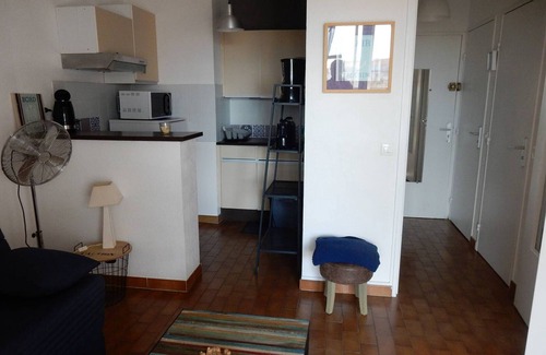 Le Port Apartment | Renovated studio cabin with secure parking, near the beach