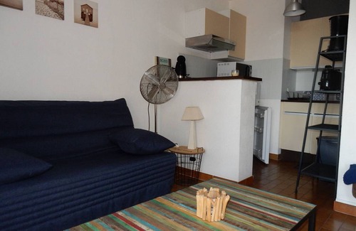 Le Port Apartment | Renovated studio cabin with secure parking, near the beach