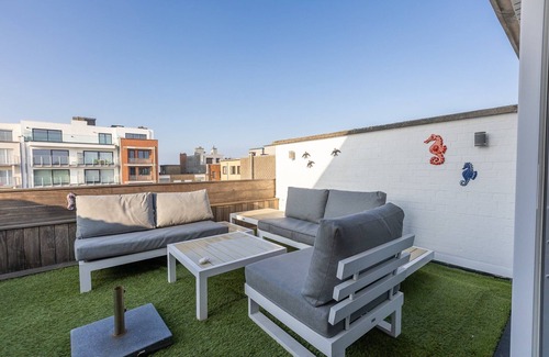 Middelkerke Apartment | Renovated studio with roof terrace near the sea.